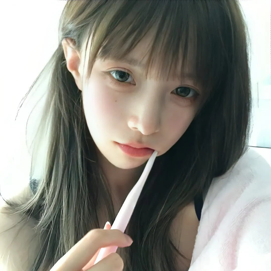 穿黄睡衣的女孩